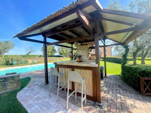 Bazén v ubytování Spoleto Tranquilita sleeps 20 with Wifi Pool Yoga Studio Gardens and Views nebo v jeho okolí
