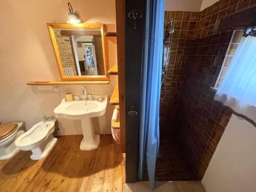 Koupelna v ubytování Spoleto Tranquilita sleeps 20 with Wifi Pool Yoga Studio Gardens and Views
