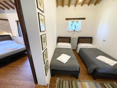 Postel nebo postele na pokoji v ubytování Spoleto Tranquilita sleeps 20 with Wifi Pool Yoga Studio Gardens and Views
