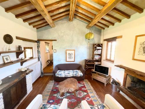 Postel nebo postele na pokoji v ubytování Spoleto Tranquilita sleeps 20 with Wifi Pool Yoga Studio Gardens and Views