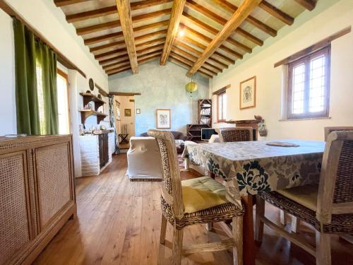 Posezení v ubytování Spoleto Tranquilita sleeps 20 with Wifi Pool Yoga Studio Gardens and Views