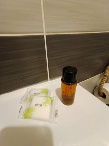 - une bouteille de savon assise sur un lavabo dans l'établissement Le Grand RepublicainT2, au Péage-de-Roussillon