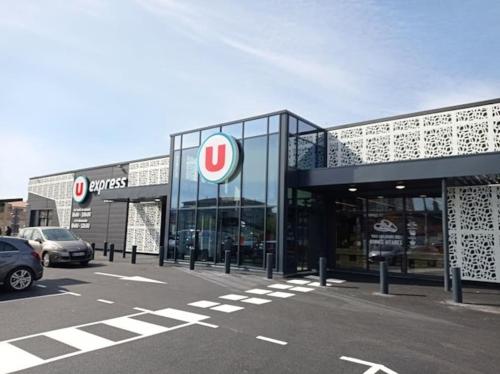 Supermarket nebo jiné obchody v  apartmánu nebo okolí