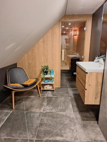 Dapur atau dapur kecil di Loft De Hooizolder met Sauna bij te boeken