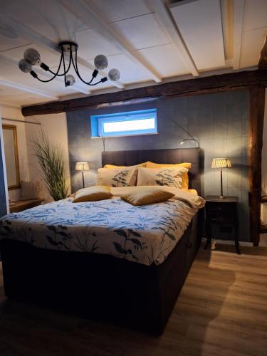 Katil atau katil-katil dalam bilik di Loft De Hooizolder met Sauna bij te boeken