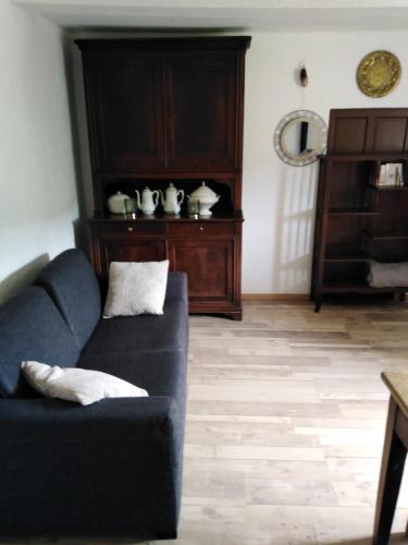 a living room with a couch and a table at Studio d'antan in Orpierre