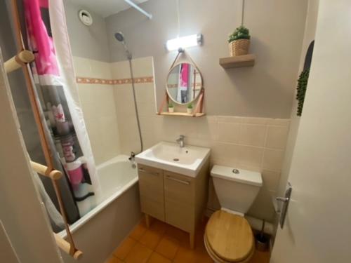 Appartement Résidence Cortina3 في بوي-سانت-فينسينت: حمام مع حوض ومرحاض وحوض استحمام