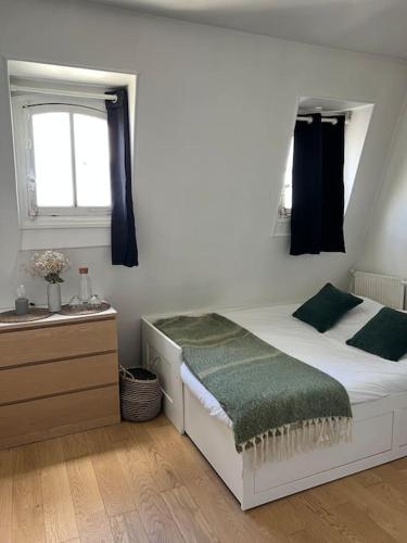 - une chambre avec un lit, une fenêtre et un lavabo dans l'établissement Votre pied-à-terre en plein Paris, à Paris
