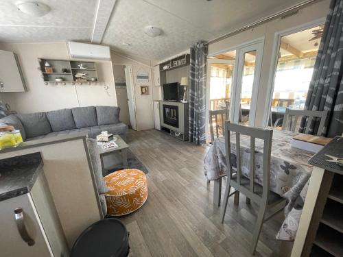 un petit salon avec un canapé et une table dans l'établissement le coup de coeur, à Berck-sur-Mer