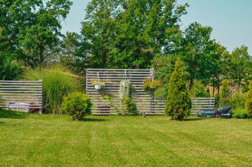 a backyard with a fence and a yard with grass at Apartman Siesta in Gornji Milanovac