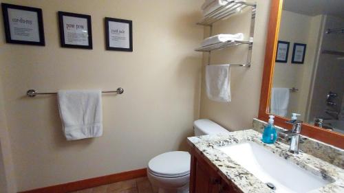 Ένα μπάνιο στο Deluxe Solitude Mountain Ski in-out 2bd-2ba Condo