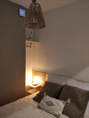 - une chambre avec un lit doté d'une lampe et d'un lit sidx sidx dans l'établissement Le Palais du Tropique, à Juan-les-Pins