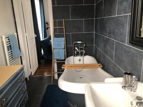 Ένα μπάνιο στο Bel appartement cosy et baroque