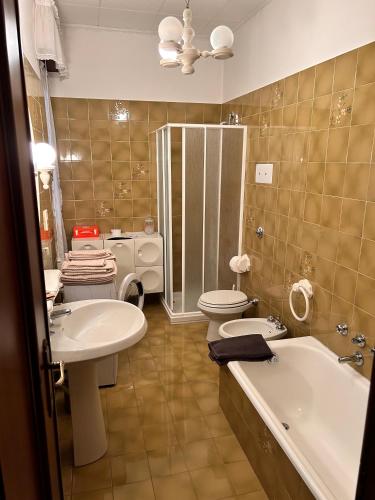 a bathroom with two toilets and a sink and a tub at Appartamento BIANCA in Toscolano Maderno