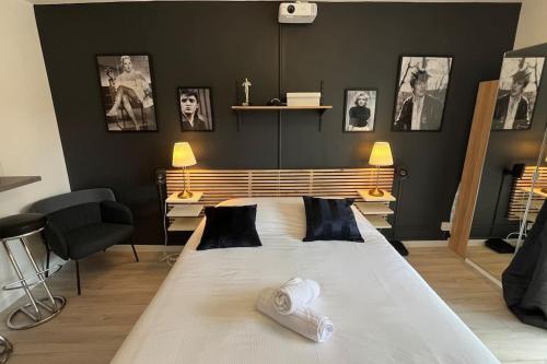 une chambre avec un grand lit blanc dans une pièce dans l'établissement Petit Hollywood 2 personnes, à Strasbourg