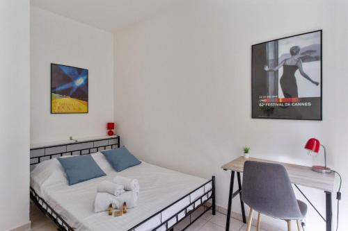 une chambre avec un lit et un bureau dans l'établissement Appartement Gambetta - Welkeys, à Nice