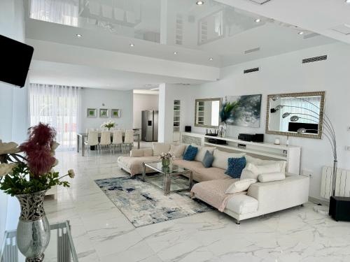 HERMOSA VILLA en MARBELLA,100 m playa, vistas al mar, piscina privada