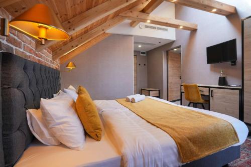 a bedroom with a large bed in a room at ChaChaCha House Vendégház in Egerszalók