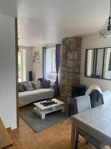 un salon avec un canapé et une table dans l'établissement Au coeur de l'Aveyron, à Montagnol