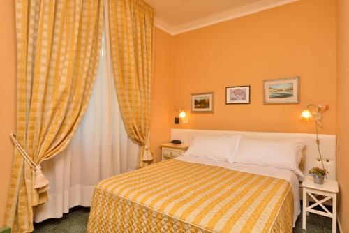 um quarto de hotel com uma cama e uma janela em Antica Locanda Luigina em Mattarana