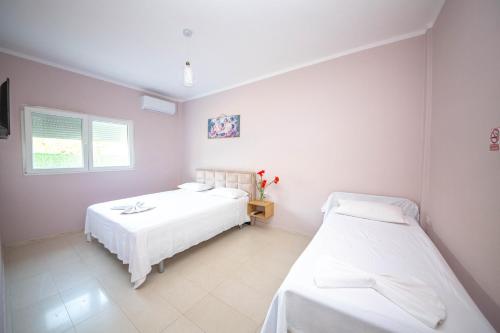 Una cama o camas en una habitación de Blu Horizon Hotel Gjipe