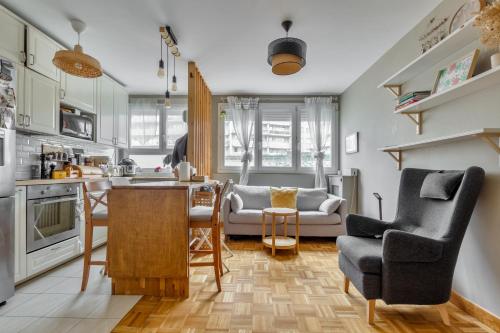 une cuisine et un salon avec un canapé et une table dans l'établissement St Maurice-Appartement familial Bois de Vincennes Paris, à Saint-Maurice