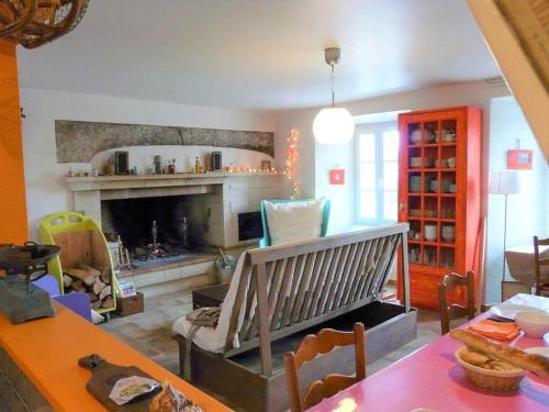 - un salon avec une cheminée et une table à manger dans l'établissement Domaine Sainte Germaine chambre d'hôte Stevenson, à Luc