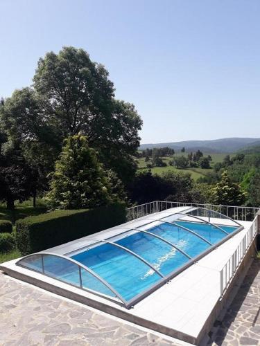 une piscine au sommet d'un immeuble dans l'établissement Domaine Sainte Germaine chambre d'hôte Stevenson, à Luc