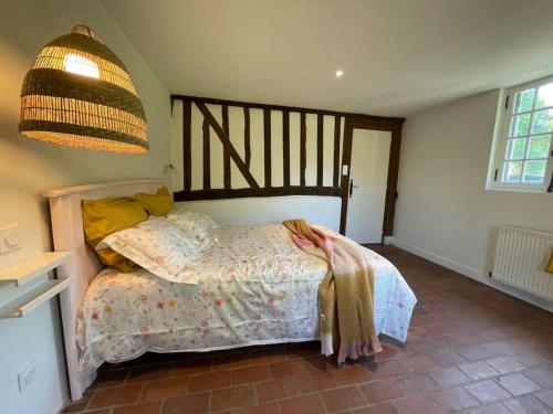 une chambre avec un grand lit dans une pièce dans l'établissement Maison en colombage - Les Iris, à Le Pré-dʼAuge