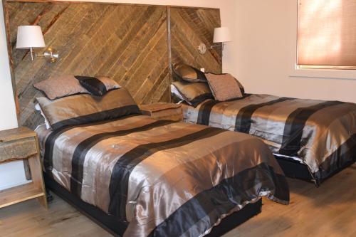Postel nebo postele na pokoji v ubytování Radium Elk Park B & B