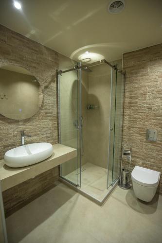 a bathroom with a glass shower and a toilet at Ketrin Hotel Restaurant in Ayntʼapʼ