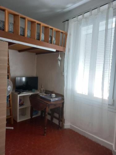 Cette chambre dispose d'un bureau et d'une fenêtre avec rideau. dans l'établissement les pieds dans l'eau, à La Seyne-sur-Mer