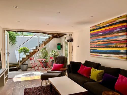 a living room with a couch and a painting on the wall at Observatory Retreat Luxury Jericho Townhouse with Parking in Oxford