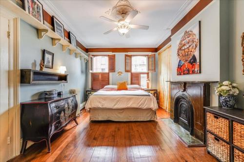 una camera da letto con un letto e un camino di Artist Residence 3 Bedroom Brownstone a Hoboken