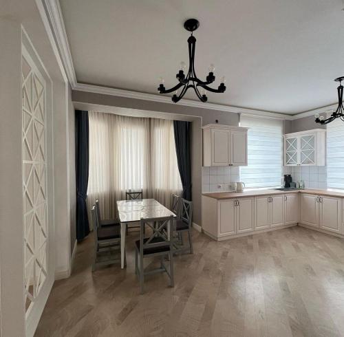 Kuchyň nebo kuchyňský kout v ubytování Коттедж Иссык Куль