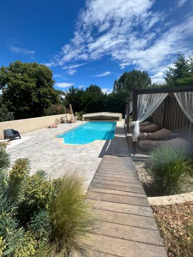 - une piscine avec une passerelle en bois à côté dans l'établissement Sous les étoiles en Provence, gîte les Bambous, à Lurs