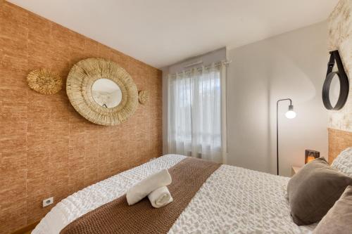 a bedroom with a bed and a mirror on the wall at L'îlot Zen- Idéal pour famille-Groupe-Pro-Double Parking-highwifi-Aeroport Orly 8min-Paris30min in Fresnes