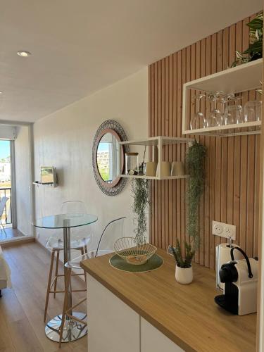 - une cuisine avec un comptoir et une table dans une pièce dans l'établissement Village Naturiste Héliopolis FGH, au Cap d'Agde