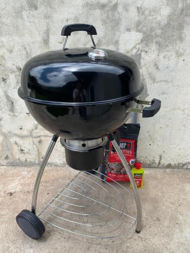 a black grill sitting on top of a table at São Vicente Guest House in São Vicente