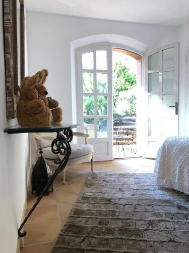 une chambre avec deux ours en peluche assis sur une étagère dans l'établissement Luxueux Cocon avec parc paysagé avec piscine XXL à débordement, mer et plages 15 minutes, à Pierrefeu-du-Var
