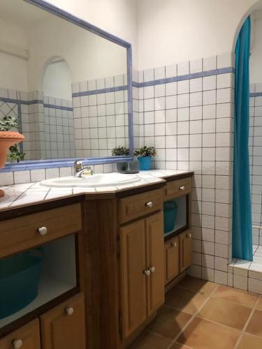 une salle de bain avec un lavabo et un miroir dans l'établissement Luxueux Cocon avec parc paysagé avec piscine XXL à débordement, mer et plages 15 minutes, à Pierrefeu-du-Var