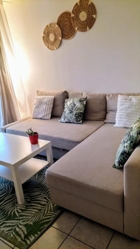 un salon avec un canapé et une table dans l'établissement Joli T2 à Montpellier, à Montpellier