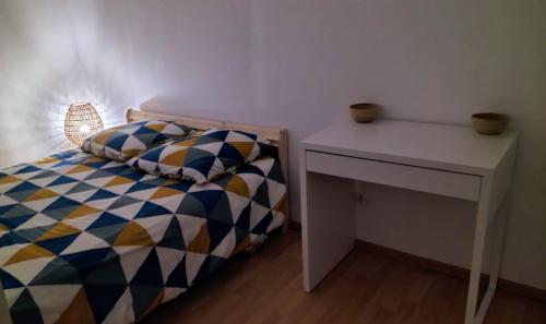 - une chambre avec un bureau, un lit et une table dans l'établissement Joli T2 à Montpellier, à Montpellier