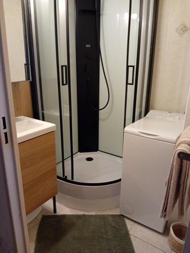 une douche dans une salle de bain avec toilettes et lavabo dans l'établissement face a la mer, à La Londe-les-Maures