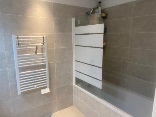 La salle de bains est pourvue d'une douche et d'une fenêtre. dans l'établissement Chez le pacha, à Antibes