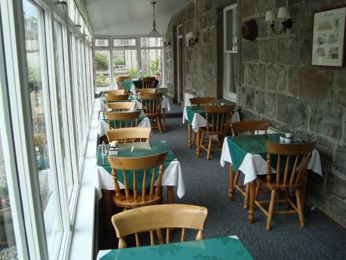 una fila de mesas y sillas en un restaurante en Willowbank, en Grantown-on-Spey