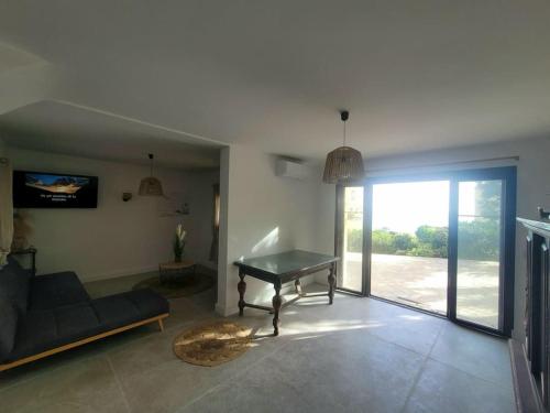 un salon avec un canapé et une table dans l'établissement Villa au bord de la mer accès direct à la plage, à Linguizzetta