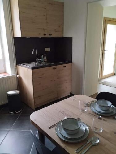 une cuisine avec une table avec des assiettes dessus dans l'établissement Le Pré Ducrot, à Saint-Michel