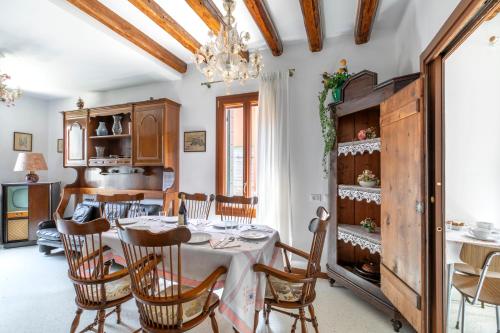 a kitchen and dining room with a table and chairs at Ca' Bernardo in Murano