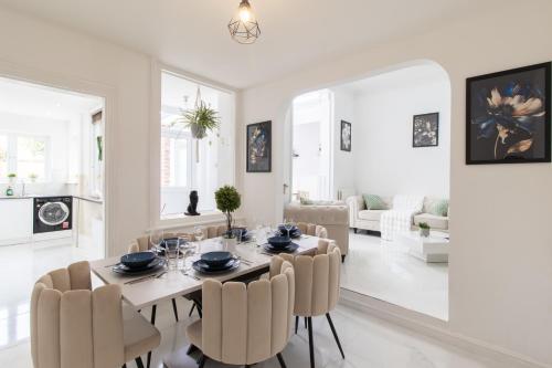 a dining room and living room with a table and chairs at Open Mind Property - HotTub, 8 Beds & 2 Car Spaces in Portsmouth